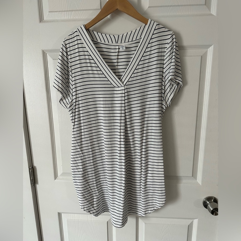 ✨🖤🤍 ON v-neck tunic! XL tall